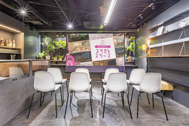 CafefleurLOUNGE心斎橋｜プロジェクター×スクリーンが利用できるので、研修動画、会社説明、イベント収録にもおすすめ