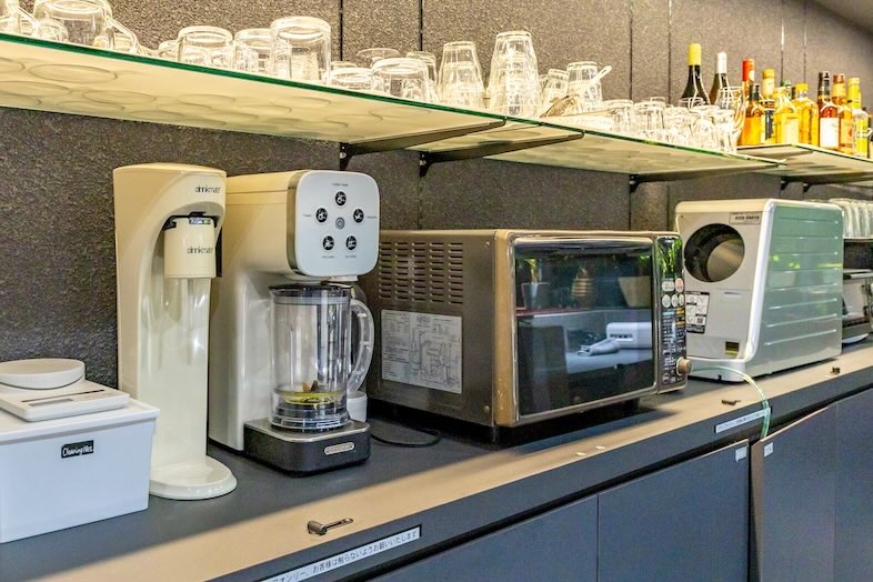 CafefleurLOUNGE心斎橋｜コーヒーマシンや電子レンジなども完備