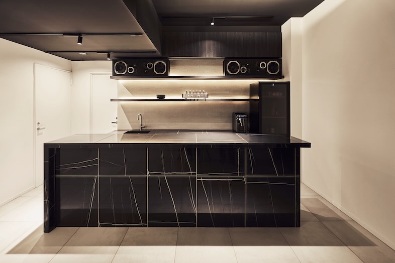 RAISONNE AKASAKA｜【B2F】エントランスには黒を基調としたシックなカウンターが鎮座