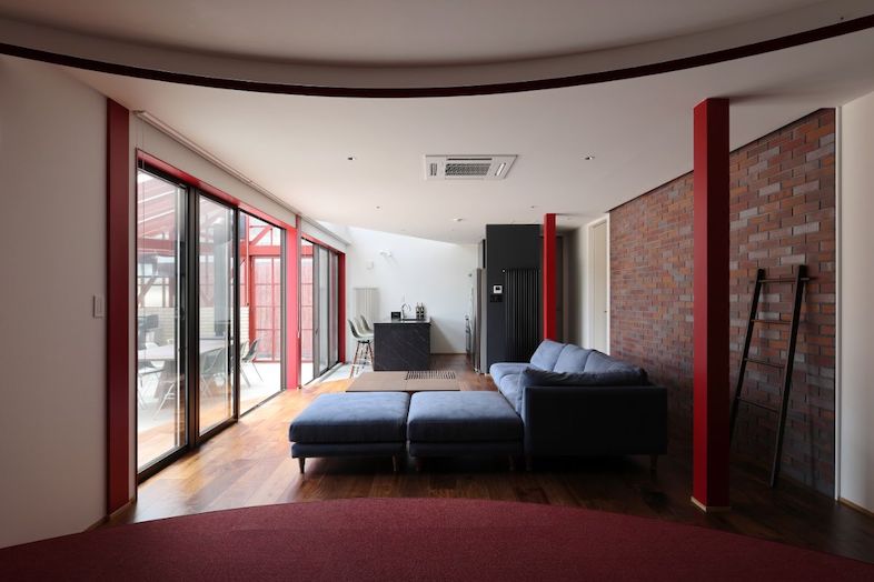 Villa Hokuto｜【リビング】赤フレームから畑を望む開放的なリビングは、抜け感を活かしたCMやEC撮影に最適