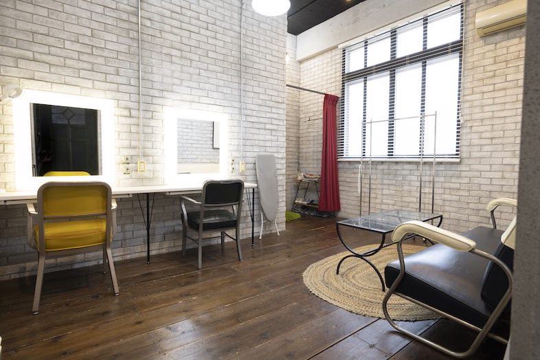 DELTA HOUSE STUDIO（IKEBUKURO）｜レンガ壁と木床、アンティーク家具を組み合わせたメイクスペースは撮影利用も可