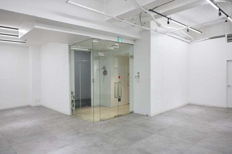 GOBLIN.南青山GALLERY店｜【スタジオ入り口】カーテンを取り外したフルオープンの状態 ※取り外しは要相談