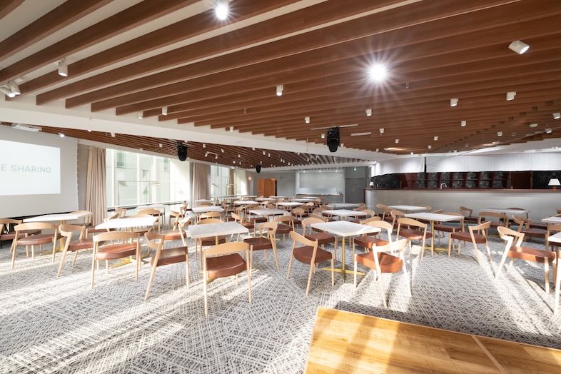 GOBLIN.新宿LOUNGE店｜ガラス窓から自然光がたっぷり差し込むホールは、昼間の会食シーンやセミナーにも◎