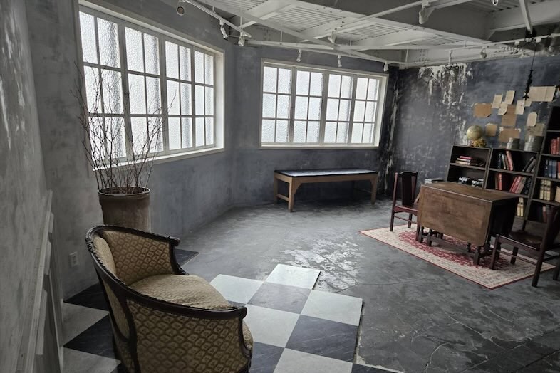 スタジオクークー︎｜【2F】アンティークな印象を演出できる家具・小物が充実