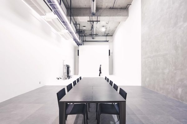 【B2F】1面Rの白ホリゾントは、余白すらエッセンスになるため、ブランドビジュアルの撮影にも最適です