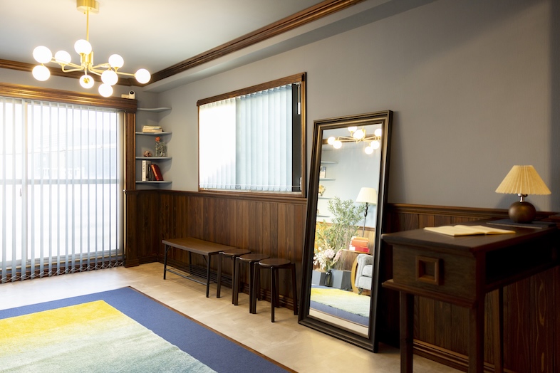 Studio Mekuru｜【3F】姿見と照明がつくる柔らかな雰囲気は、全身撮影やムード重視のポートレートに最適