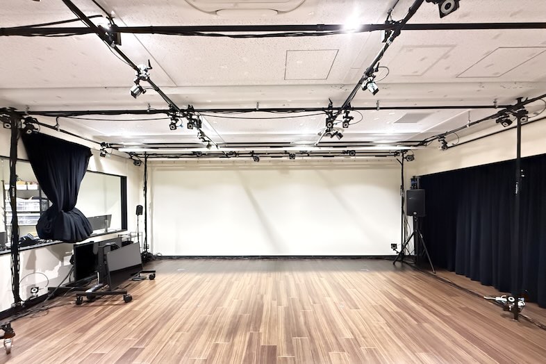 トメロンスタジオ｜【第2スタジオ】機材設置の自由度が高いスタジオ