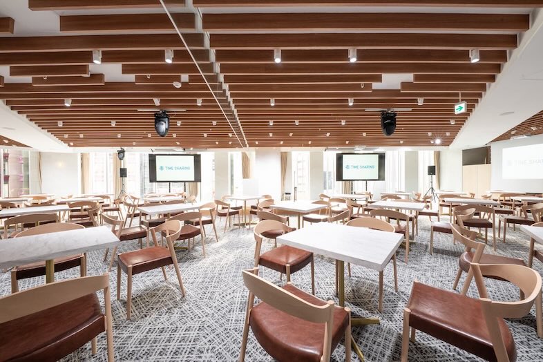 GOBLIN.新宿LOUNGE店｜モニターを設置したレイアウトは会社説明会や映像上映イベント、プレゼン、発表会に最適