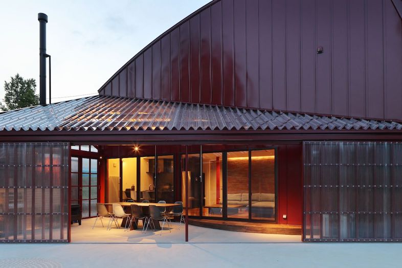 Villa Hokuto｜【外観】夕闇の静けさに浮かびあがる建物