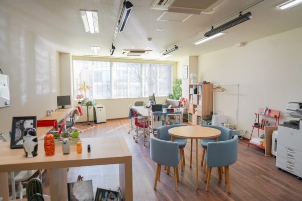 【4F】明るくナチュラルな空間で、デザインやベンチャー事務所のような設定の撮影におすすめ