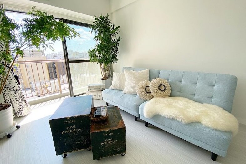 亀戸902マンションスタジオ｜ブルーのソファが空間のアクセントに