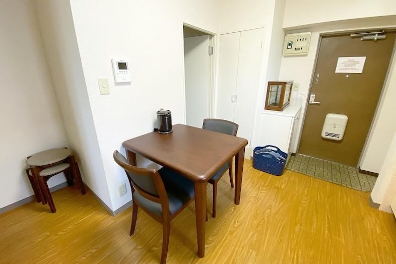 亀戸901マンションスタジオ｜二人がけのダイニングテーブルは食卓シーンの撮影に