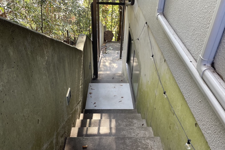 unbox okuōme｜駐車場からのスタジオへの階段