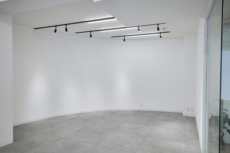 GOBLIN.南青山GALLERY店｜アールの白壁を背景に撮影可能です
