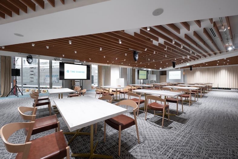 GOBLIN.新宿LOUNGE店｜長テーブルを並べれば、大人数でのカンファレンスや説明会風のシーン撮影が可能