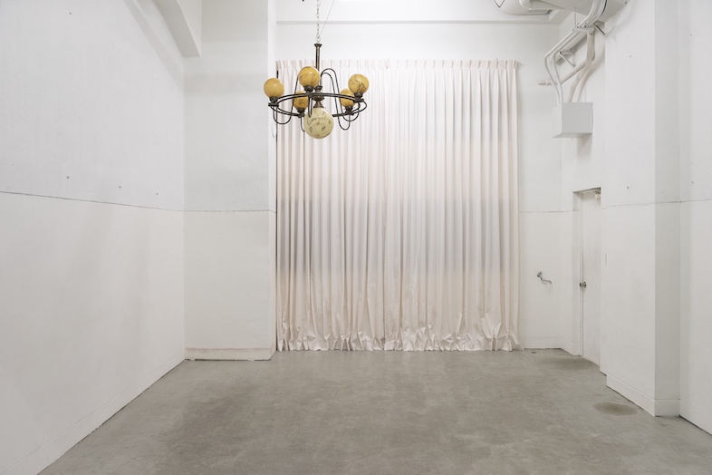 sleepingtokyo.studio｜【WHITE ROOM】シンプルな白壁とコンクリート床