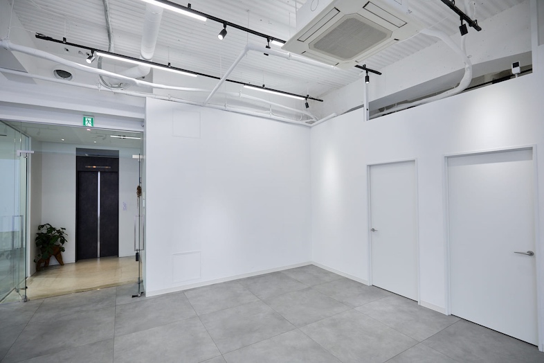 GOBLIN.南青山GALLERY店｜アパレル撮影に最適な、シンプルな白壁やドア有り