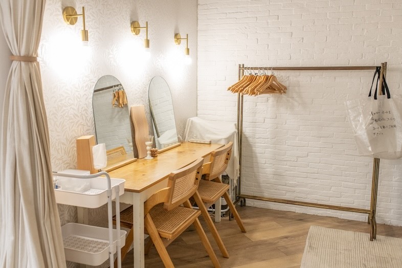 スタジオクークー︎｜【1F】2台の鏡で同時にお支度可能