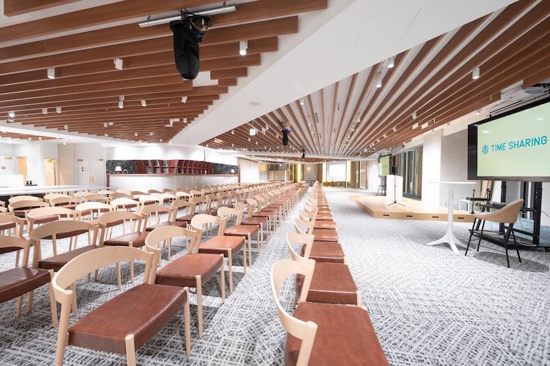 GOBLIN.新宿LOUNGE店｜奥行きを活かした座席配置にすればトークイベントやパネルディスカッションなどにも対応可能に◎