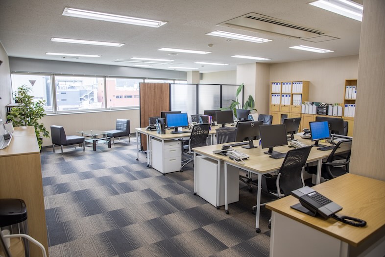 新宿2丁目マンション・オフィス・屋上スタジオ / 高商スタジオ｜【オフィススタジオ】窓際にデスクが並ぶ明るいオフィス空間は働く日常をリアルに切り取る撮影に最適