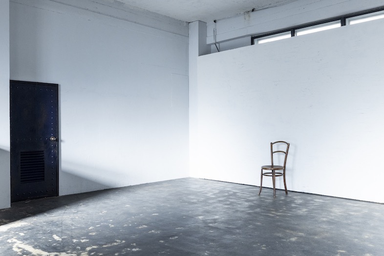 DELTA HOUSE STUDIO（IKEBUKURO）｜白壁とモルタル床が組み合わさった空間は、商品撮影からアパレル撮影まで幅広く活躍