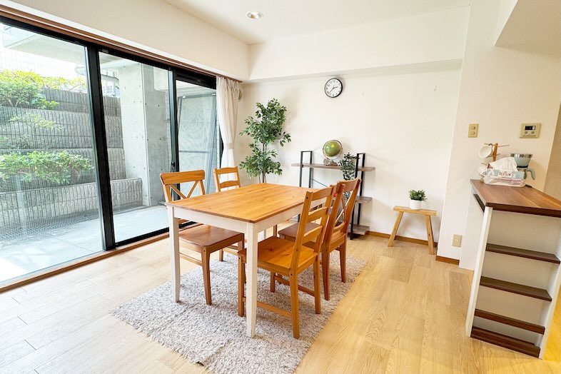 上野毛マンション / 高商スタジオ｜【001号室】ダイニングはシンプルながら小物で生活感も見える質感に