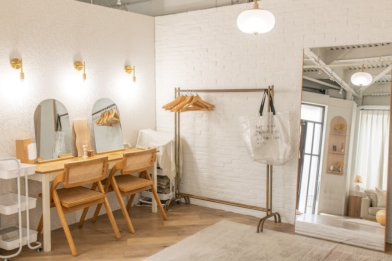 スタジオクークー︎｜【1F】フィッティングルームはお支度場所や待機スペースとして