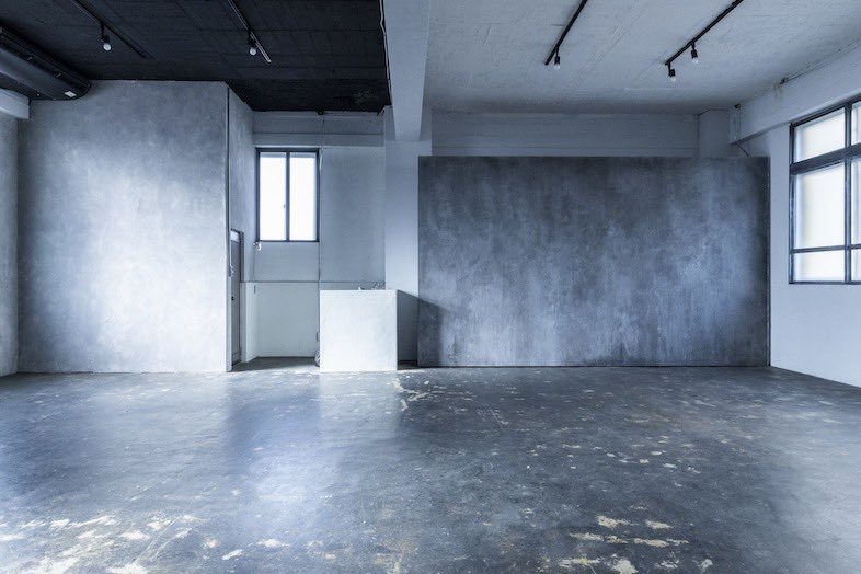 DELTA HOUSE STUDIO（IKEBUKURO）｜広々としたモルタル空間は、大型ライティングを活かした広告撮影にも対応