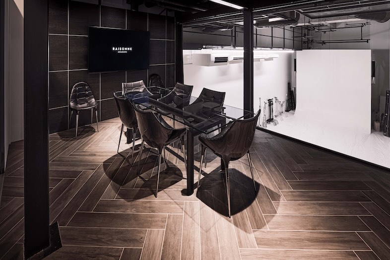 RAISONNE AKASAKA｜【B1F】MTGルームは撮影中の進行確認やプロジェクト打ち合わせにも便利