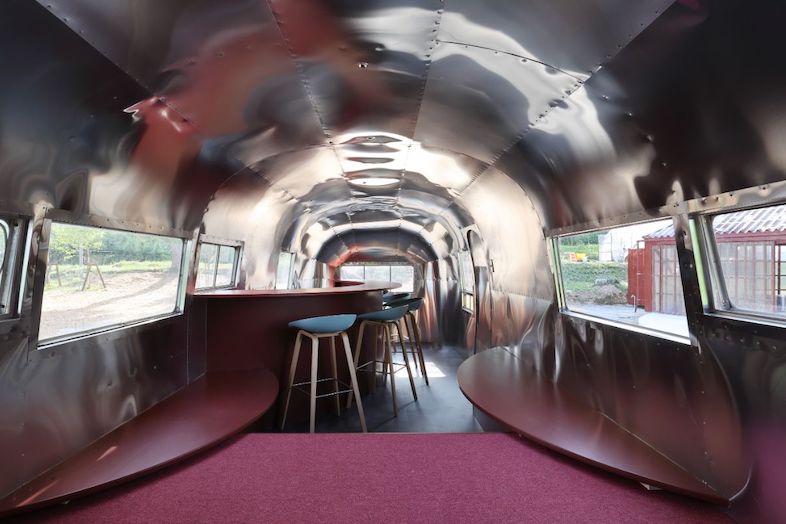 Villa Hokuto｜【エアストリーム内観】光を反射する内部は、MV・ファッション撮影にも最適