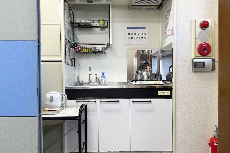 新宿3丁目オフィススタジオ / 高商スタジオ｜給湯室は日常の休憩や雑談シーンを自然体で切り取るオフィスライクな撮影に最適
