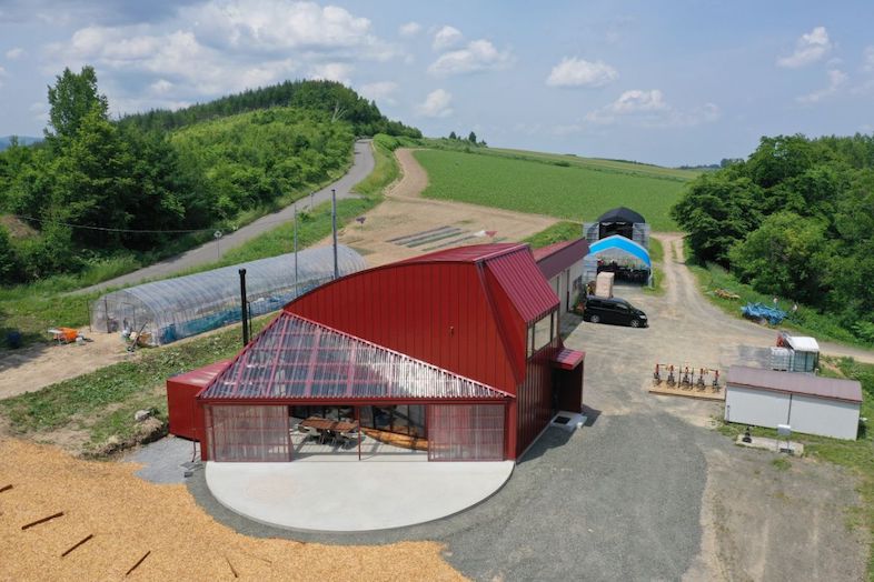 Villa Hokuto｜【外観】丘を背景にした雄大なロケーション