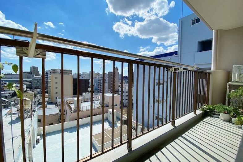 亀戸902マンションスタジオ｜ベランダからは周辺の街並みを背景に撮影可能