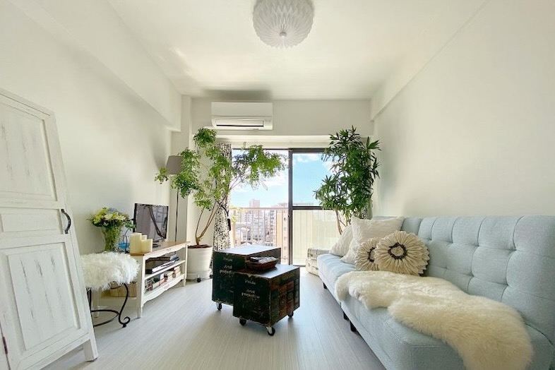 亀戸902マンションスタジオ｜ベランダの窓から自然光が差し込む明るいリビング