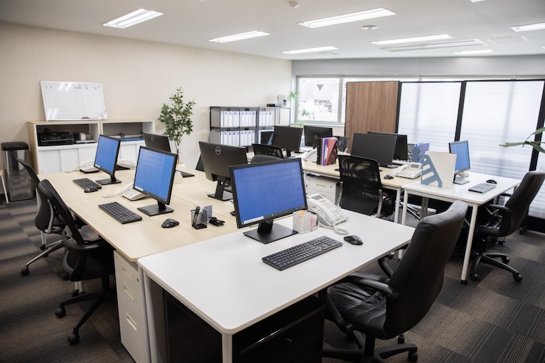 新宿2丁目マンション・オフィス・屋上スタジオ / 高商スタジオ｜【オフィススタジオ】オフィスシーンや共同作業の様子を、臨場感たっぷりに演出できる