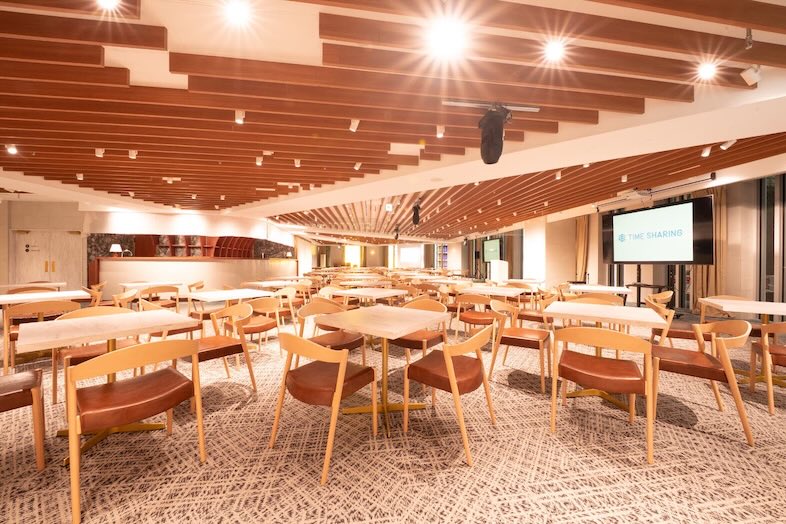 GOBLIN.新宿LOUNGE店｜木目の天井と間接照明が印象的な空間は懇親会やレセプション撮影に最適