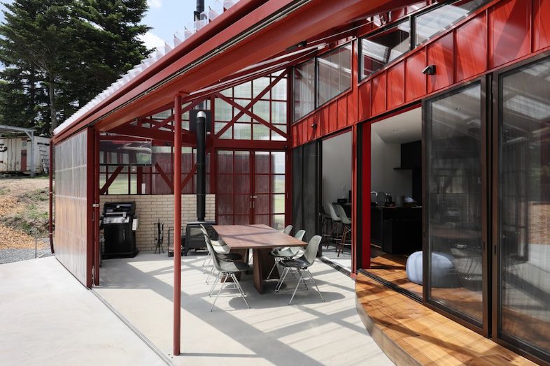 Villa Hokuto｜【アウトドアダイニング】赤いフレームが畑の緑に映える屋外ダイニングでは音量を気にせずにMVや動画などの撮影が可能