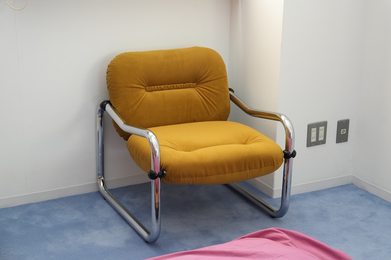 MYTONE STUDIO｜ミッドセンチュリーな雰囲気で、レトロポップな撮影にもフィットするイエローのチェア