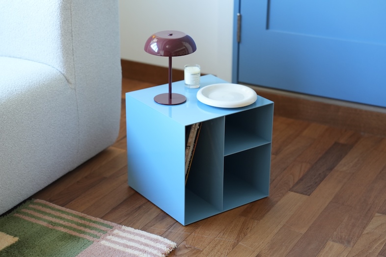 MYTONE STUDIO｜鮮やかなコバルトブルーのサイドテーブルは、小物を活かしたライフスタイル撮影に最適