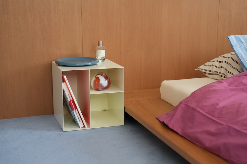 MYTONE STUDIO｜ベッドサイドに棚を設置するれば、リラックスした日常のシーンを切り取るのにぴったり