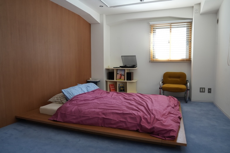 MYTONE STUDIO｜ウッドの壁面と家具で統一された心地よい寝室は、柔らかな光が差し込む朝のシーンや落ち着いた夜の撮影に最適