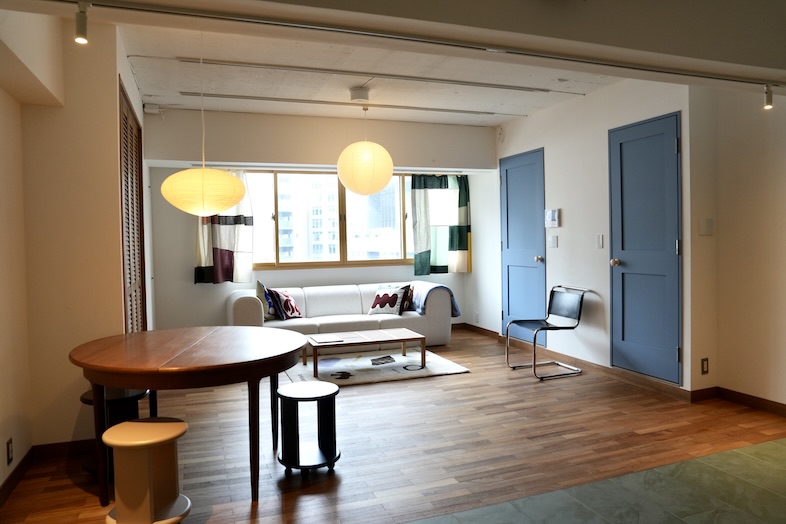 MYTONE STUDIO｜無垢材の床が陽光にきらめくリビングは、多色コーデが映える“既視感ゼロ”の空間