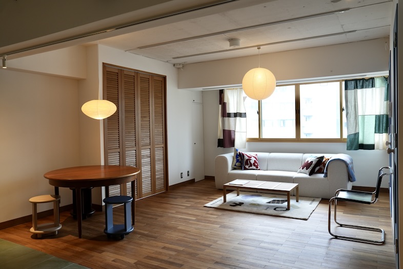 MYTONE STUDIO｜木製ルーバーと多色インテリアが作る、温度感のあるリビング