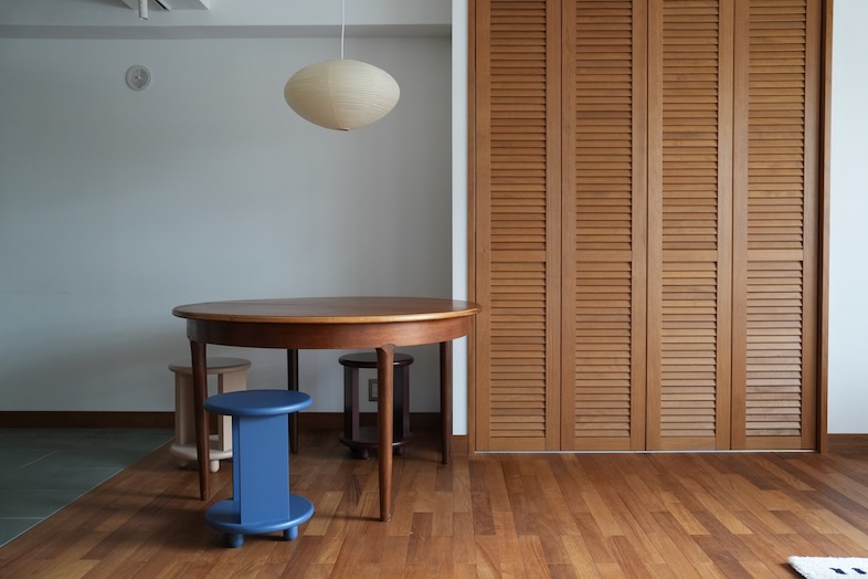 MYTONE STUDIO｜丸テーブルが印象的なリビング