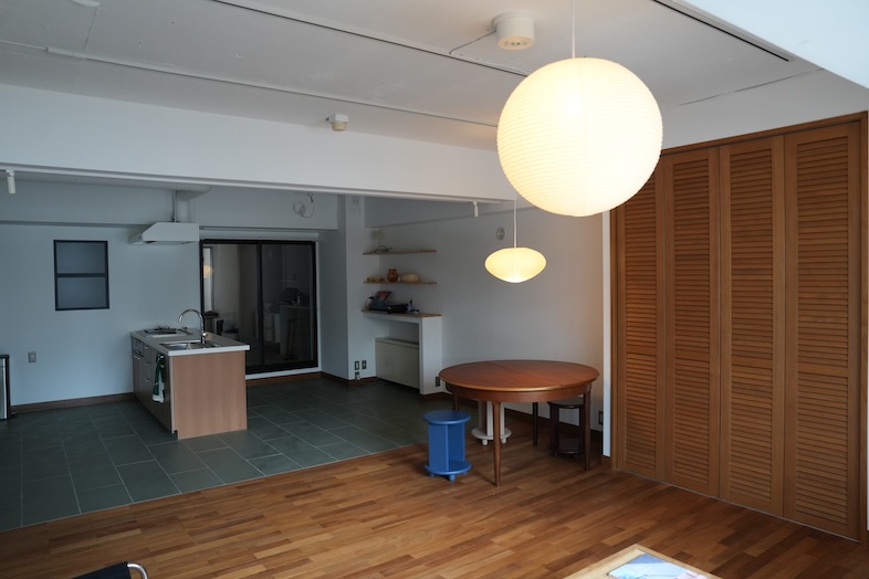 MYTONE STUDIO｜無垢材とタイルが足元で切り替わるのがポイント