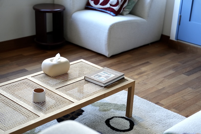 MYTONE STUDIO｜ローテーブルとソファがつくるリラックス感たっぷりの一角は、商品イメージ撮影やくつろぎカットにぴったり