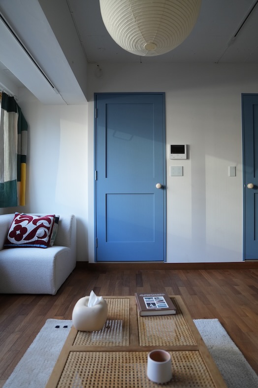 MYTONE STUDIO｜やわらかな自然光が差し込む空間に、くすみブルーのドアが映えるスタジオ。