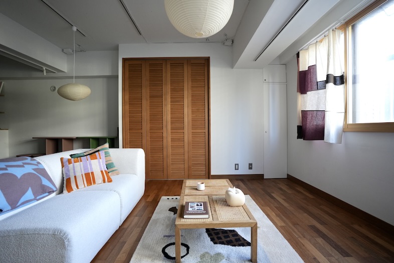 MYTONE STUDIO｜白×ウッド×柔らかい光が差し込むリビングの広角カット