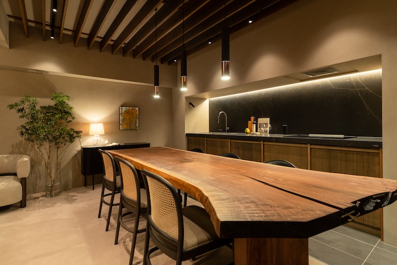 Aru home｜柔らかな光に包まれたダイニングキッチンは、ドリンク撮影や料理シーンの撮影に最適