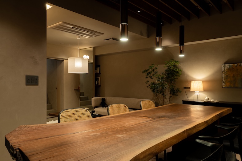 Aru home｜和とモダンが調和する広々LDKは、食卓を囲む団欒シーンや親子のCMにぴったり